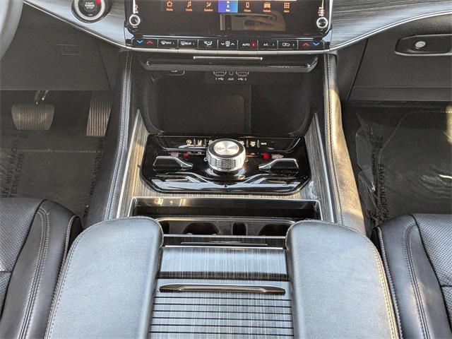 Photo of 2023 Diamond Black Crystal Pearlcoat Jeep Wagoneer