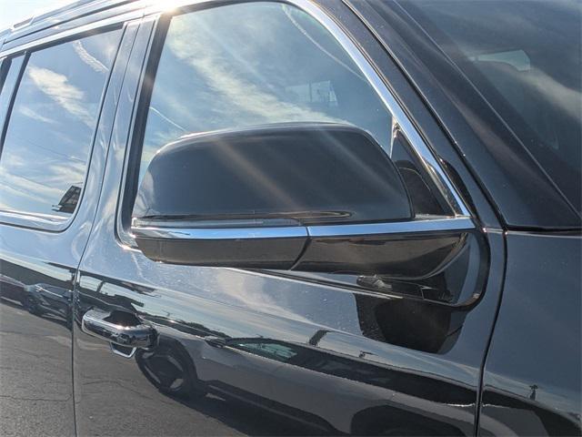 Photo of 2023 Diamond Black Crystal Pearlcoat Jeep Wagoneer