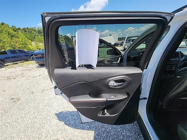 Photo of 2020 Bright White Clearcoat Jeep Cherokee