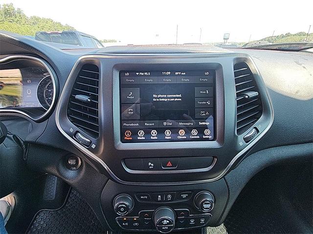 Photo of 2020 Bright White Clearcoat Jeep Cherokee
