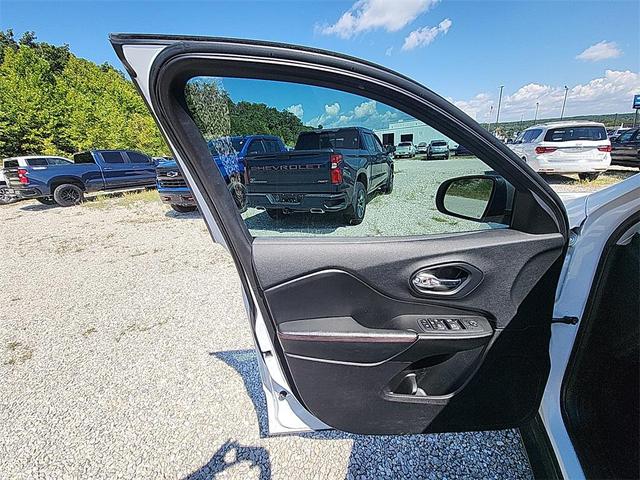 Photo of 2020 Bright White Clearcoat Jeep Cherokee