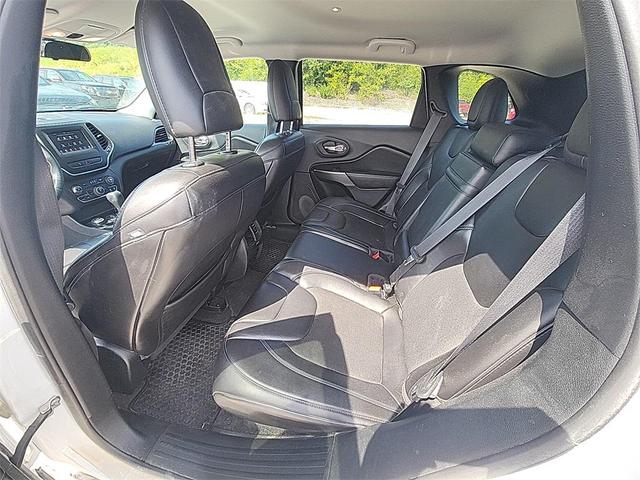 Photo of 2019 Bright White Clearcoat Jeep Cherokee