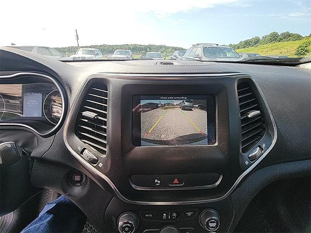 Photo of 2019 Bright White Clearcoat Jeep Cherokee