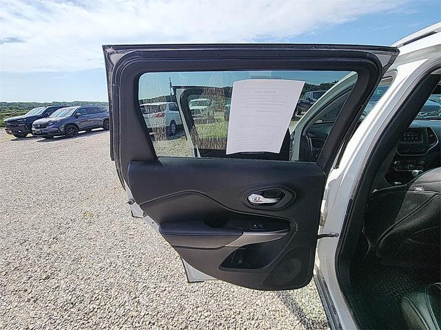 Photo of 2019 Bright White Clearcoat Jeep Cherokee