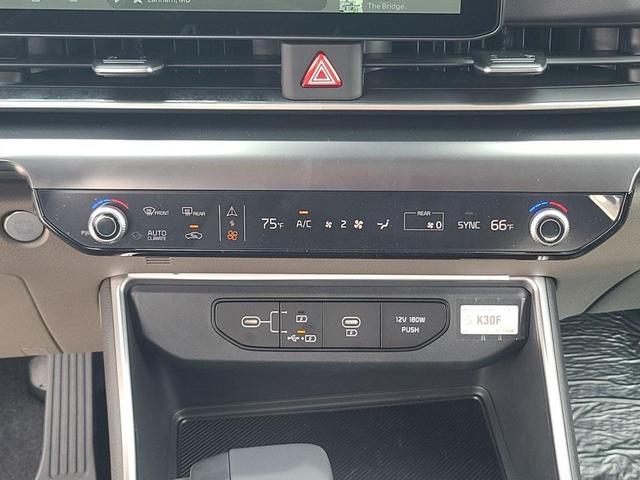 Photo of 2025 Snow White Pearl Kia Carnival