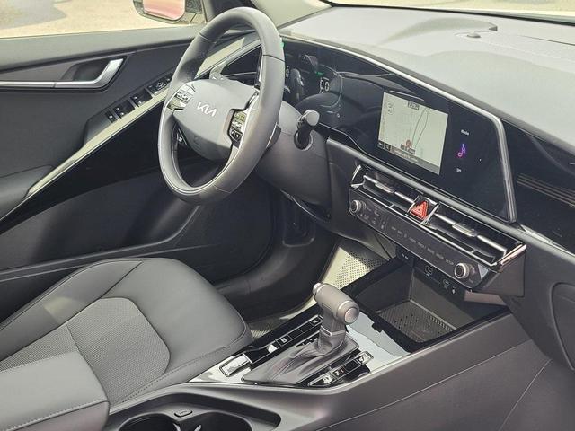 Photo of 2025 Snow White Pearl Kia Niro