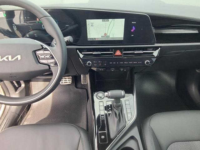 Photo of 2025 Snow White Pearl Kia Niro