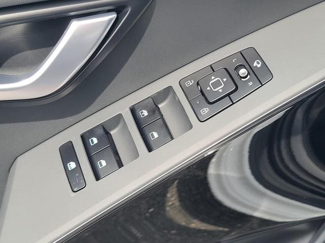 Photo of 2025 Snow White Pearl Kia Niro