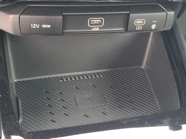 Photo of 2025 Snow White Pearl Kia Niro