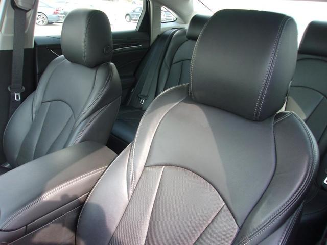 Photo of 2019 White Frost Tricoat Buick LaCrosse