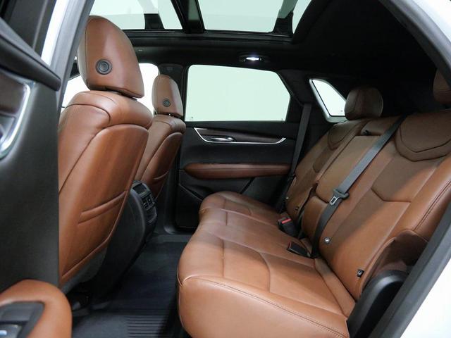 Photo of 2021 Crystal White Tricoat Cadillac XT5