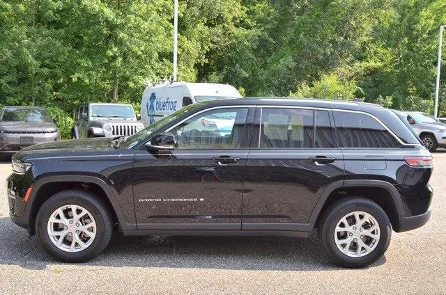 Photo of 2023 Diamond Black Crystal Pearlcoat Jeep Grand Cherokee