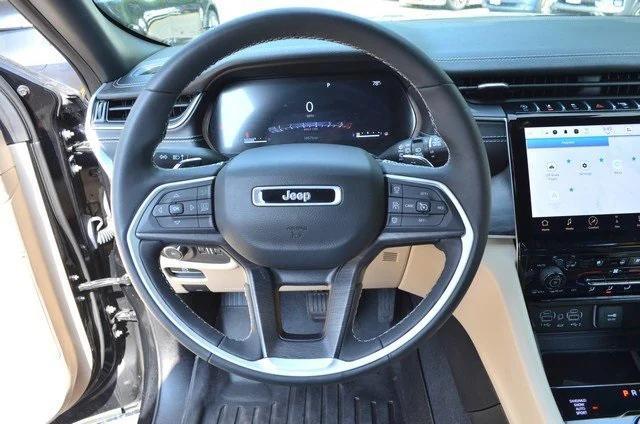 Photo of 2023 Diamond Black Crystal Pearlcoat Jeep Grand Cherokee