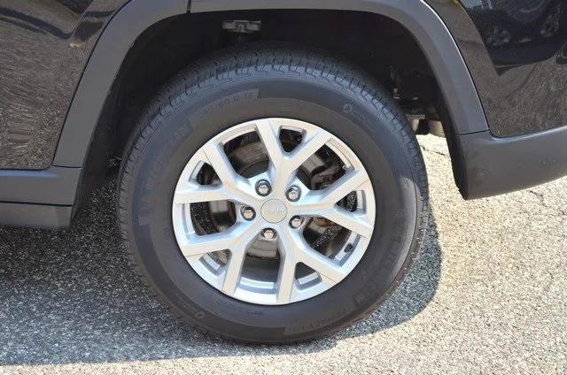 Photo of 2023 Diamond Black Crystal Pearlcoat Jeep Grand Cherokee