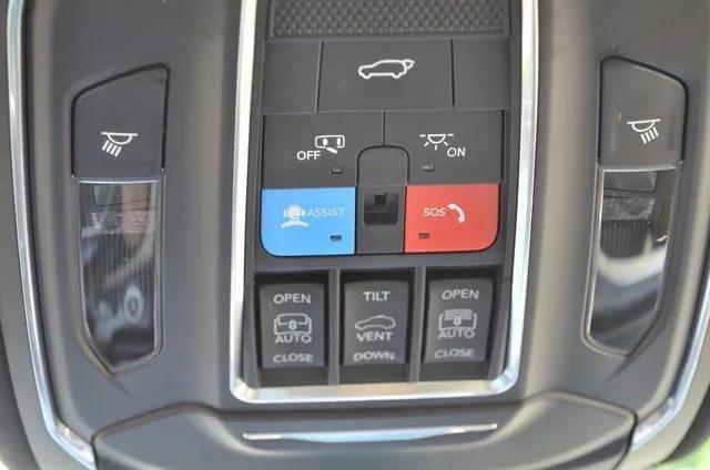 Photo of 2023 Diamond Black Crystal Pearlcoat Jeep Grand Cherokee