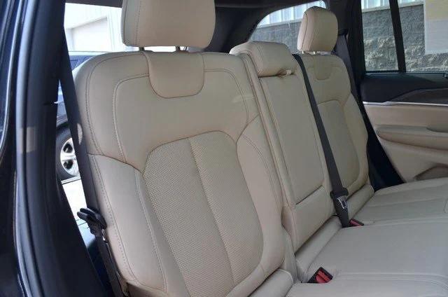 Photo of 2023 Diamond Black Crystal Pearlcoat Jeep Grand Cherokee
