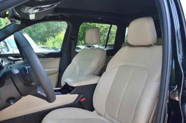 Photo of 2023 Diamond Black Crystal Pearlcoat Jeep Grand Cherokee