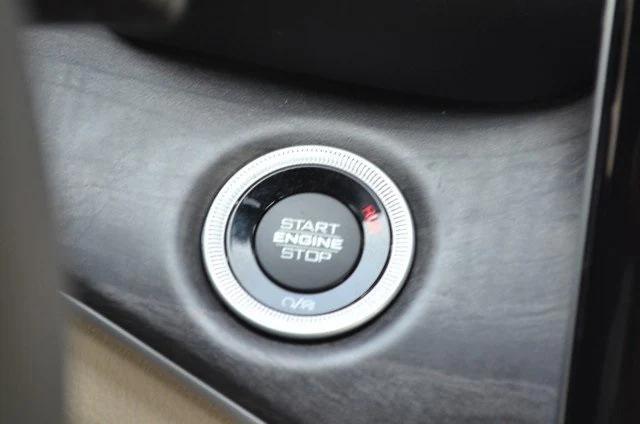 Photo of 2023 Diamond Black Crystal Pearlcoat Jeep Grand Cherokee