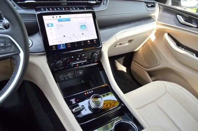 Photo of 2023 Diamond Black Crystal Pearlcoat Jeep Grand Cherokee