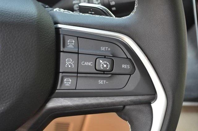 Photo of 2023 Diamond Black Crystal Pearlcoat Jeep Grand Cherokee