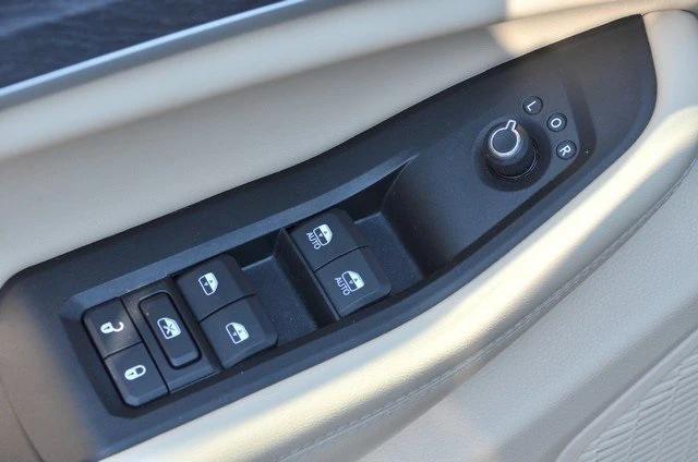 Photo of 2023 Diamond Black Crystal Pearlcoat Jeep Grand Cherokee