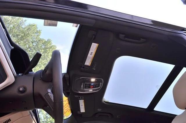 Photo of 2023 Diamond Black Crystal Pearlcoat Jeep Grand Cherokee