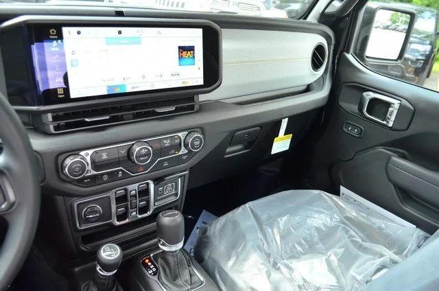 Photo of 2025 Black Clearcoat Jeep Gladiator