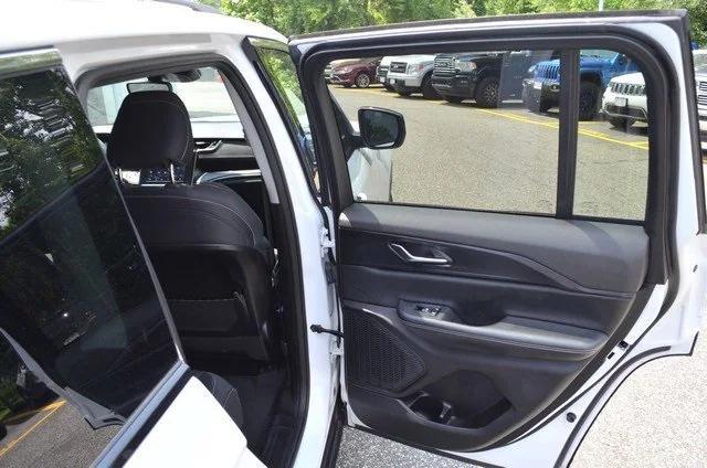 Photo of 2023 Bright White Jeep Grand Cherokee