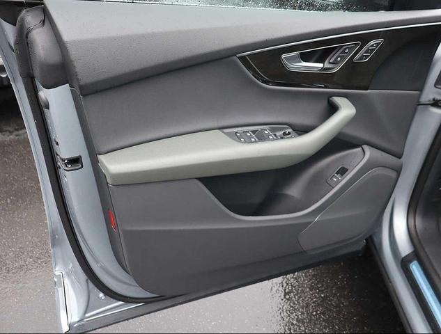 Photo of 2025 SATELLITE SILVR Audi Q8