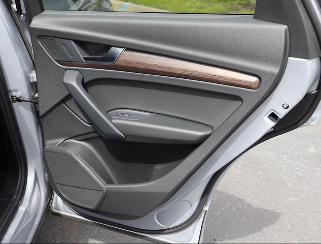 Photo of 2024 Florett Silver Metallic Audi Q5