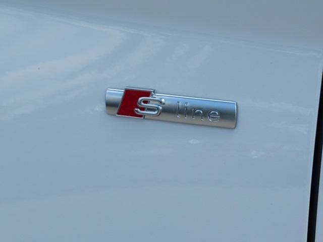 Photo of 2025 Glacier White Metallic Audi Q5