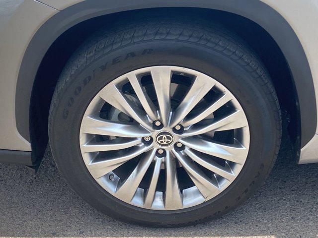 Photo of 2023 Celestial Silver Metallic Toyota Highlander
