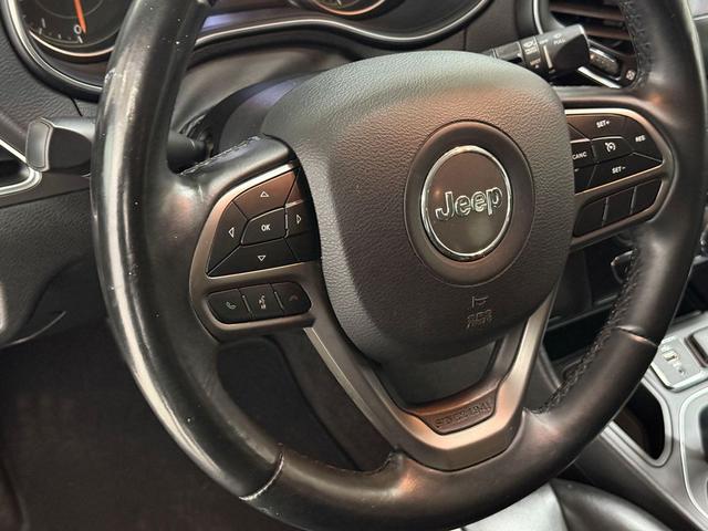 Photo of 2019 Granite Crystal Metallic Clearcoat Jeep Cherokee