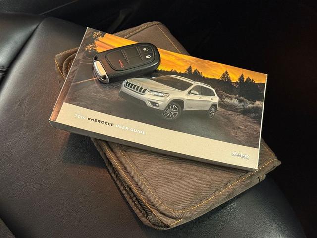 Photo of 2019 Granite Crystal Metallic Clearcoat Jeep Cherokee