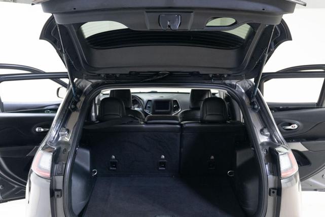 Photo of 2019 Granite Crystal Metallic Clearcoat Jeep Cherokee