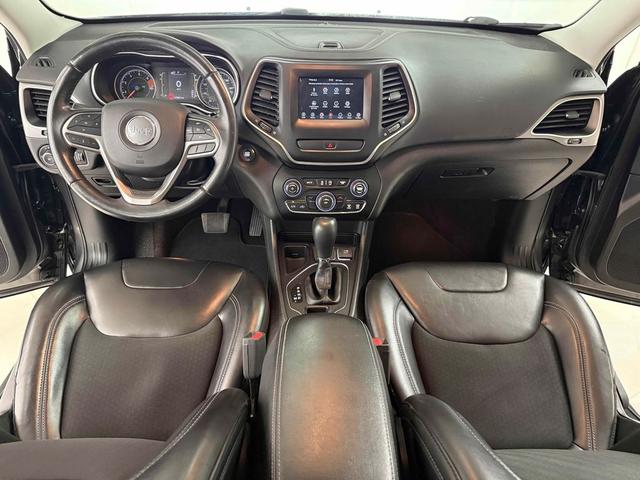 Photo of 2019 Granite Crystal Metallic Clearcoat Jeep Cherokee