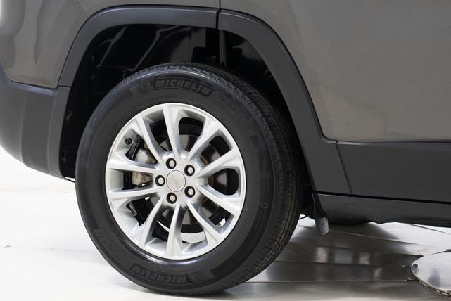 Photo of 2019 Granite Crystal Metallic Clearcoat Jeep Cherokee