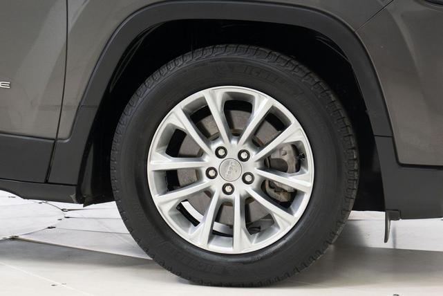 Photo of 2019 Granite Crystal Metallic Clearcoat Jeep Cherokee