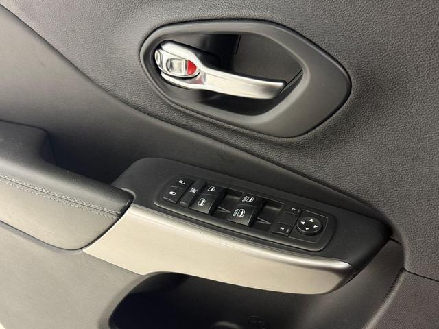 Photo of 2019 Granite Crystal Metallic Clearcoat Jeep Cherokee