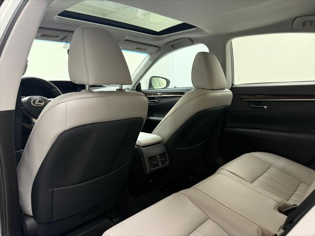 Photo of 2017 Eminent White Pearl Lexus ES 350