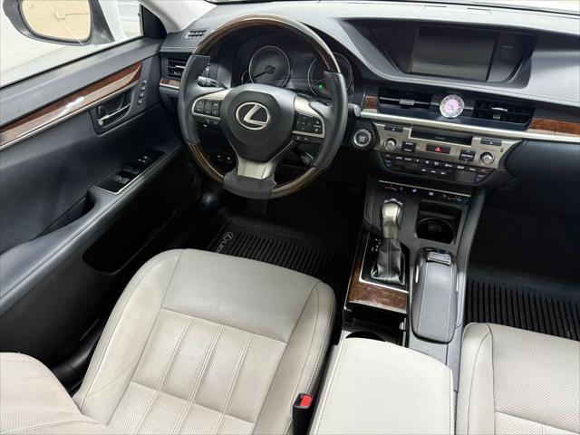 Photo of 2017 Eminent White Pearl Lexus ES 350