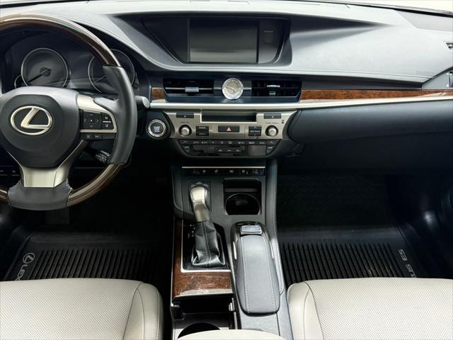 Photo of 2017 Eminent White Pearl Lexus ES 350