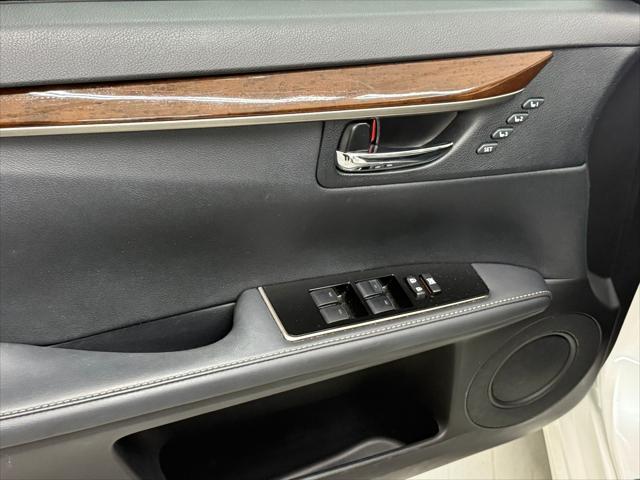 Photo of 2017 Eminent White Pearl Lexus ES 350
