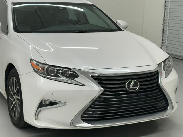 Photo of 2017 Eminent White Pearl Lexus ES 350