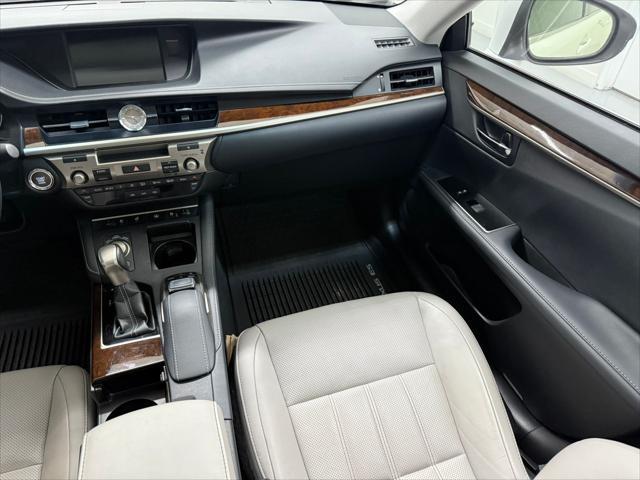Photo of 2017 Eminent White Pearl Lexus ES 350