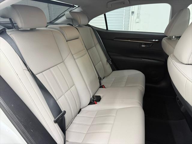 Photo of 2017 Eminent White Pearl Lexus ES 350