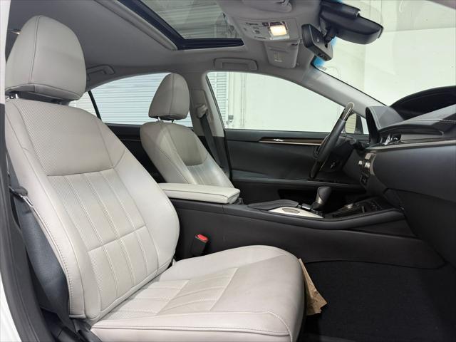 Photo of 2017 Eminent White Pearl Lexus ES 350
