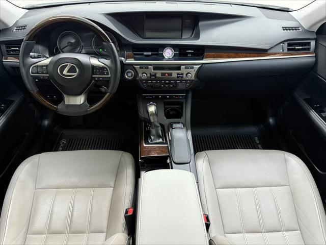 Photo of 2017 Eminent White Pearl Lexus ES 350