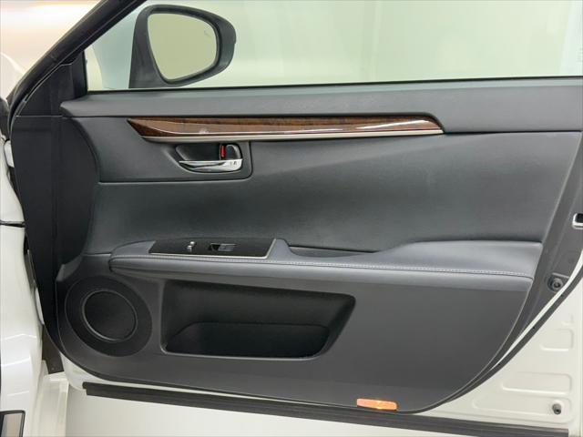 Photo of 2017 Eminent White Pearl Lexus ES 350