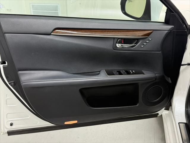 Photo of 2017 Eminent White Pearl Lexus ES 350